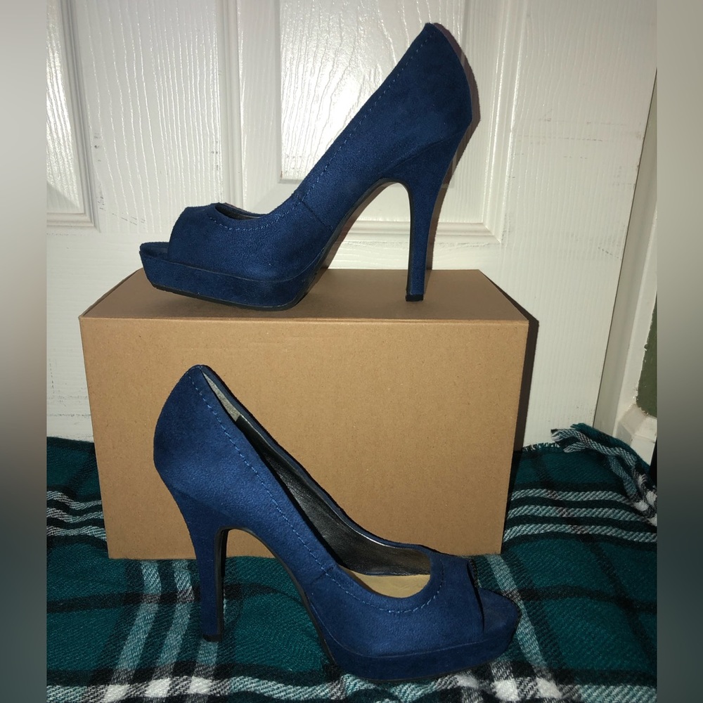Size 6 candies blue velvet pointy toe heels